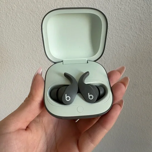 Powerbeats Fit - Picture 2 of 3